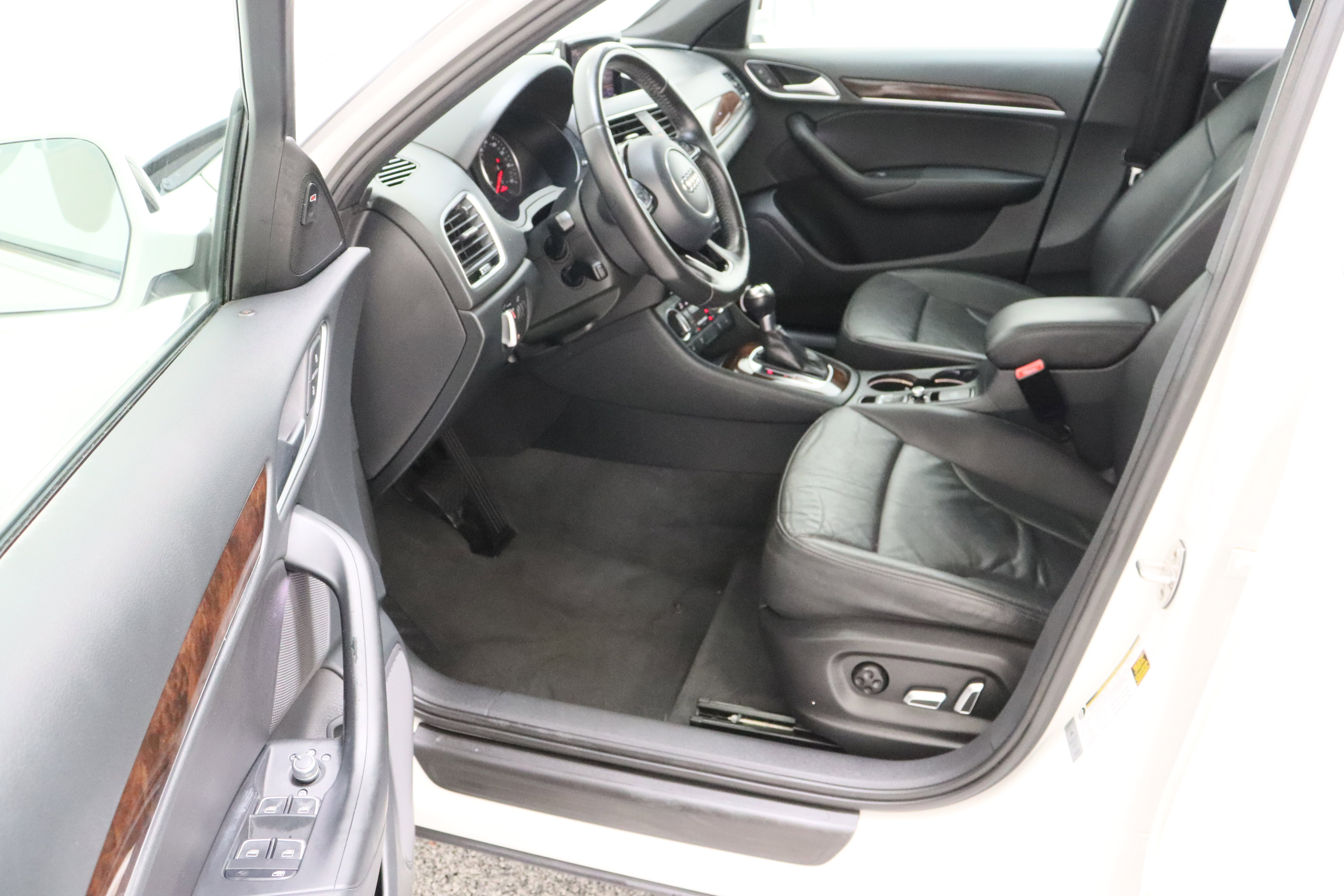 Used 2017 Audi Q3 2.0T Premium Plus w/ Premium Plus Package FWD image 14