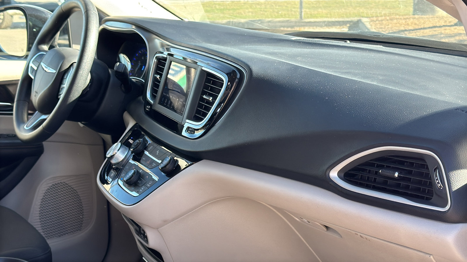 Certified 2020 Chrysler Pacifica Touring w/ Tire & Wheel Group image 25