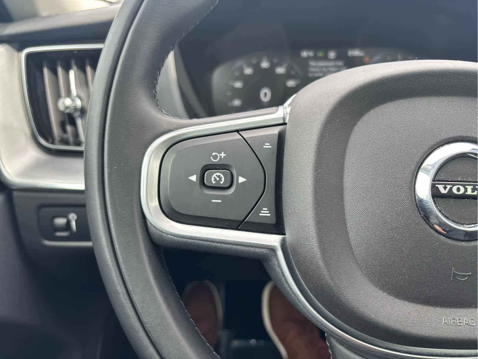 Used 2019 Volvo XC60 T6 Momentum w/ Multimedia Package AWD/4WD image 16