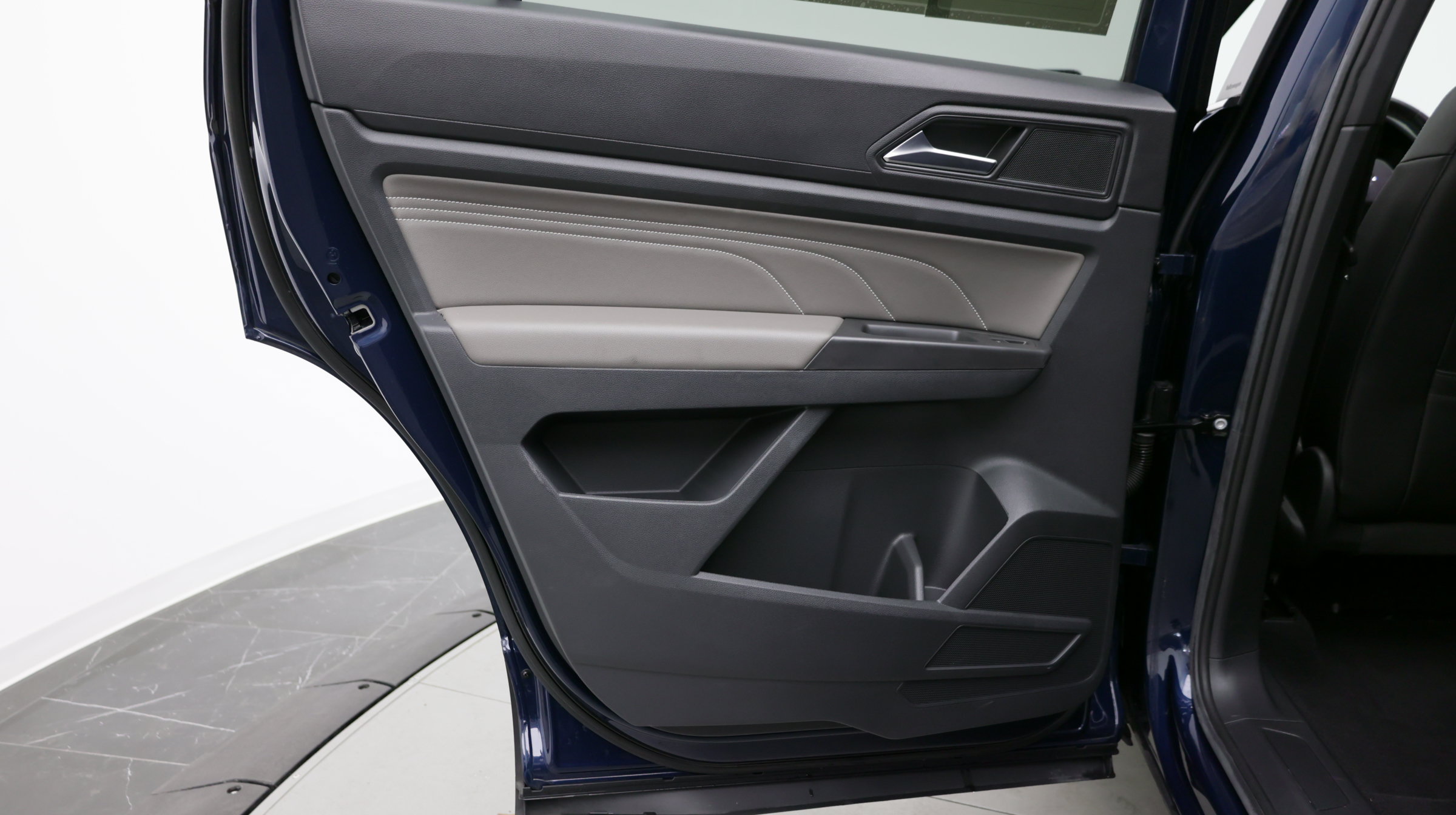 Used 2023 Volkswagen Atlas Cross Sport SE w/ Panoramic Sunroof Package FWD image 25