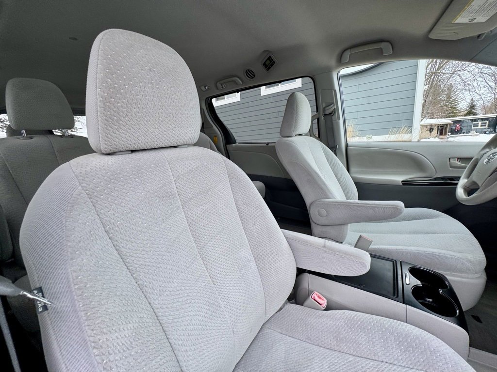 Used 2014 Toyota Sienna LE image 22