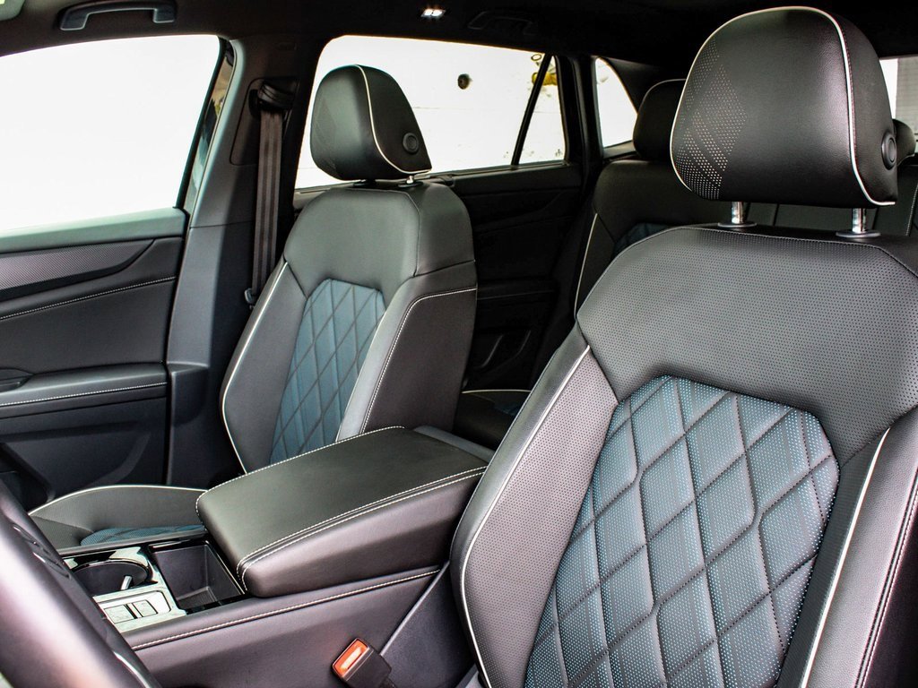 Used 2025 Volkswagen Atlas Cross Sport SEL Premium R-Line image 33