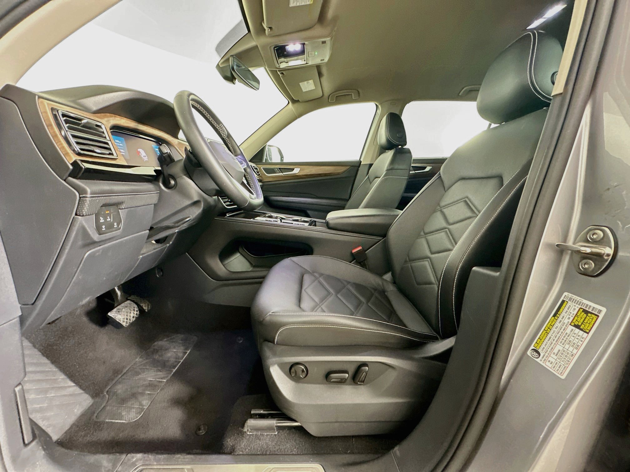 Used 2025 Volkswagen Atlas SE FWD image 13
