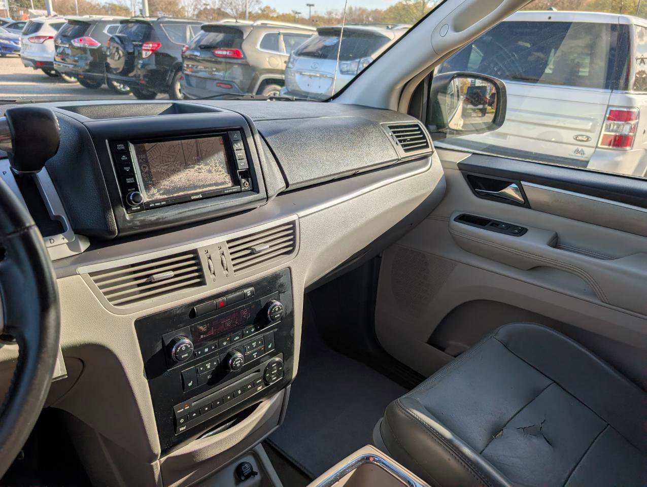 Used 2010 Volkswagen Routan SEL image 20