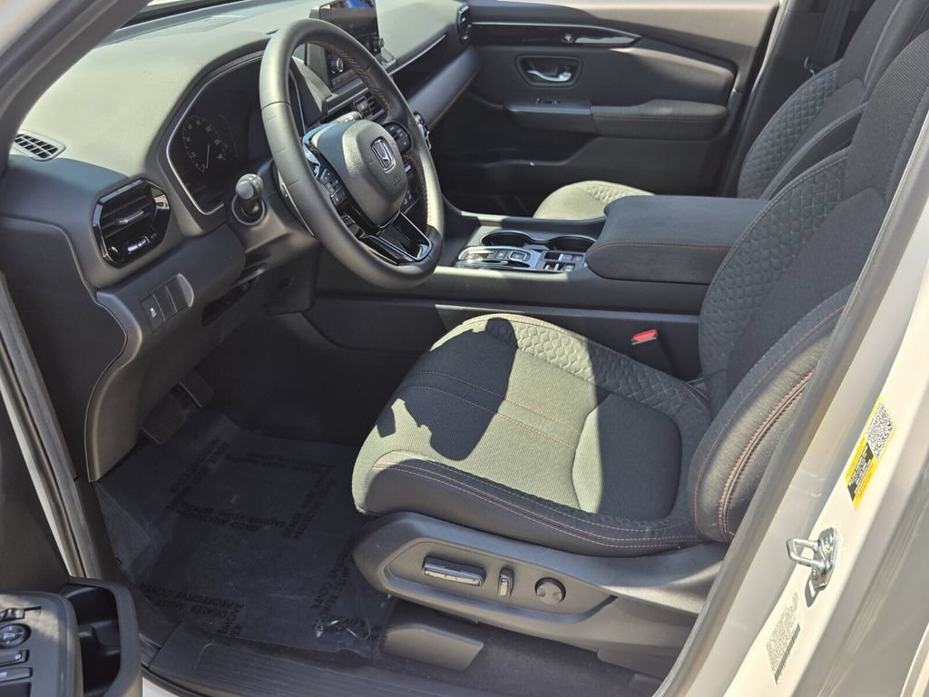 Certified 2025 Honda Pilot Sport image 10