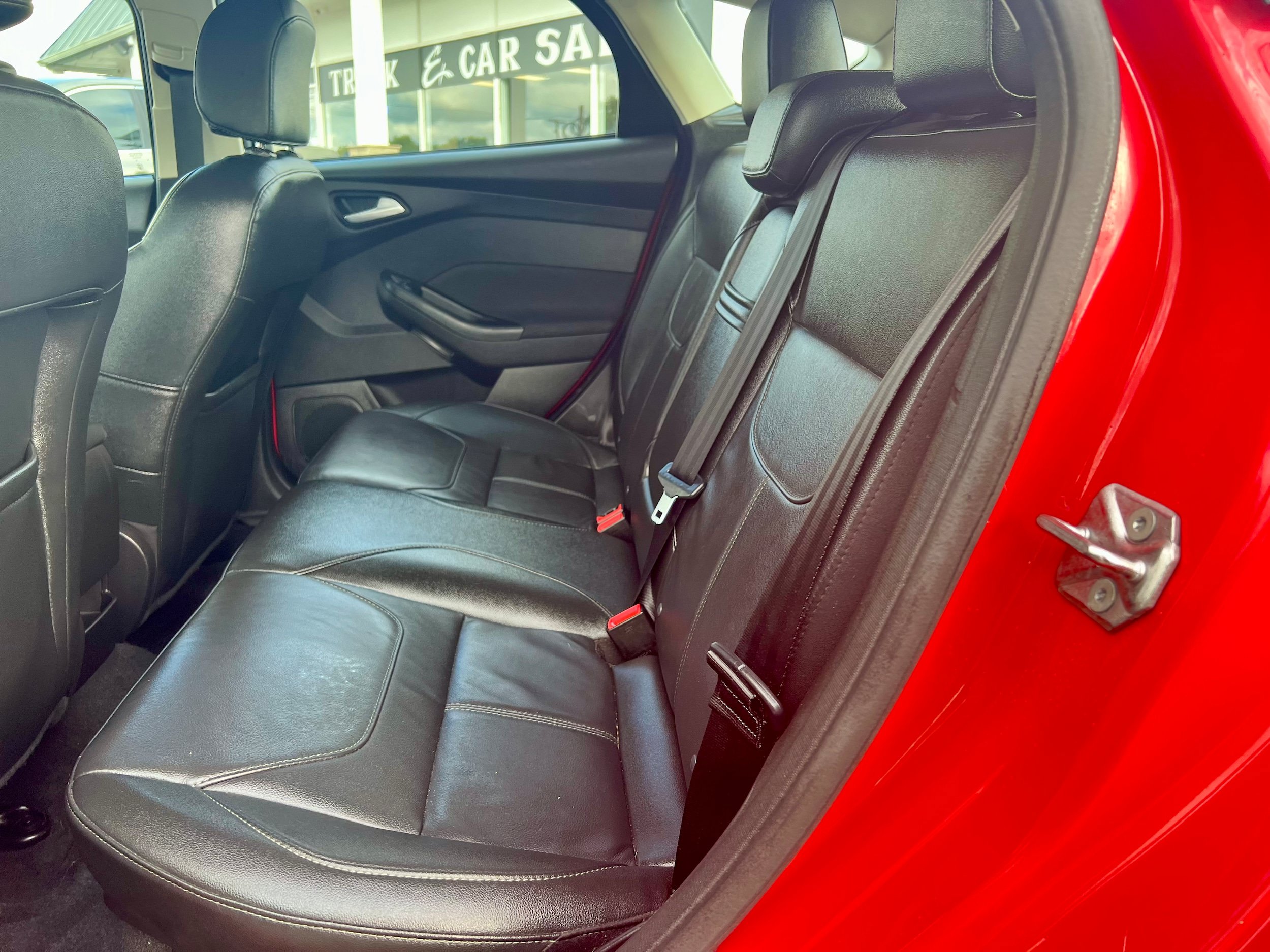 Used 2016 Ford Focus SE w/ Equipment Group 201A FWD image 14
