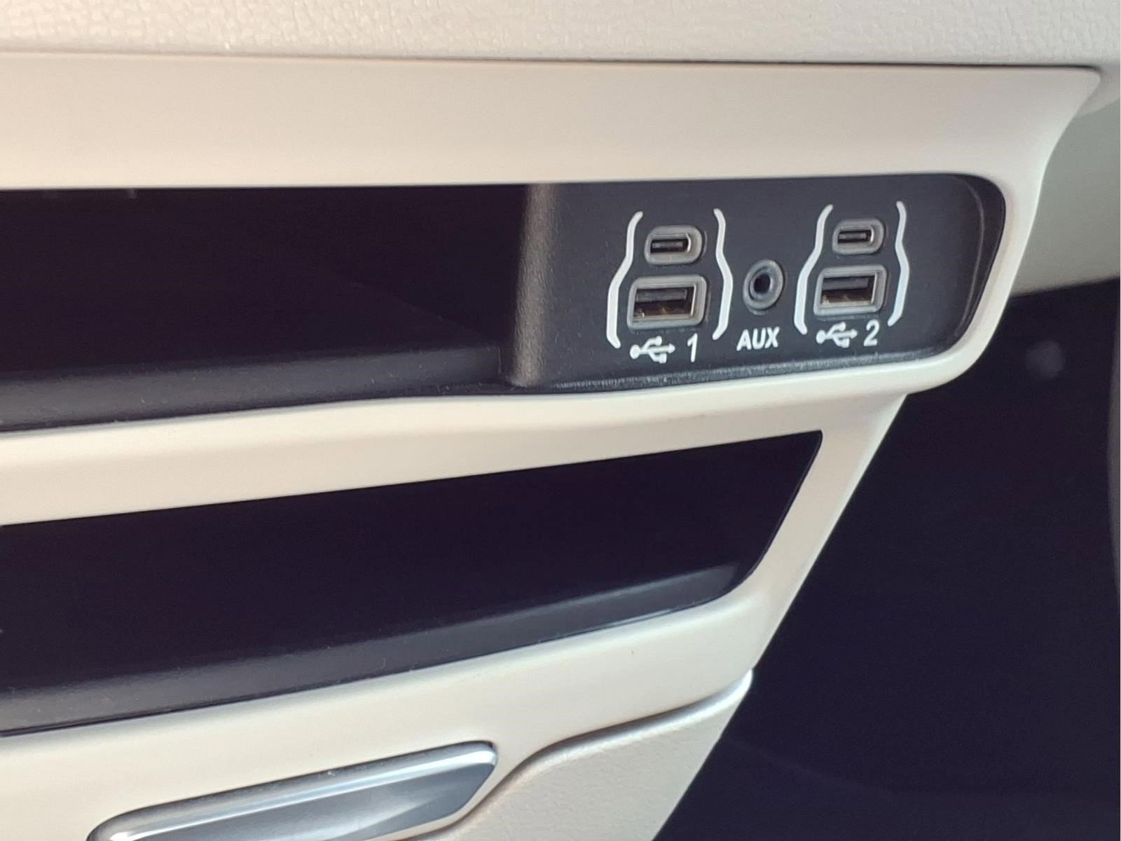 Used 2024 Chrysler Pacifica Touring-L FWD image 22