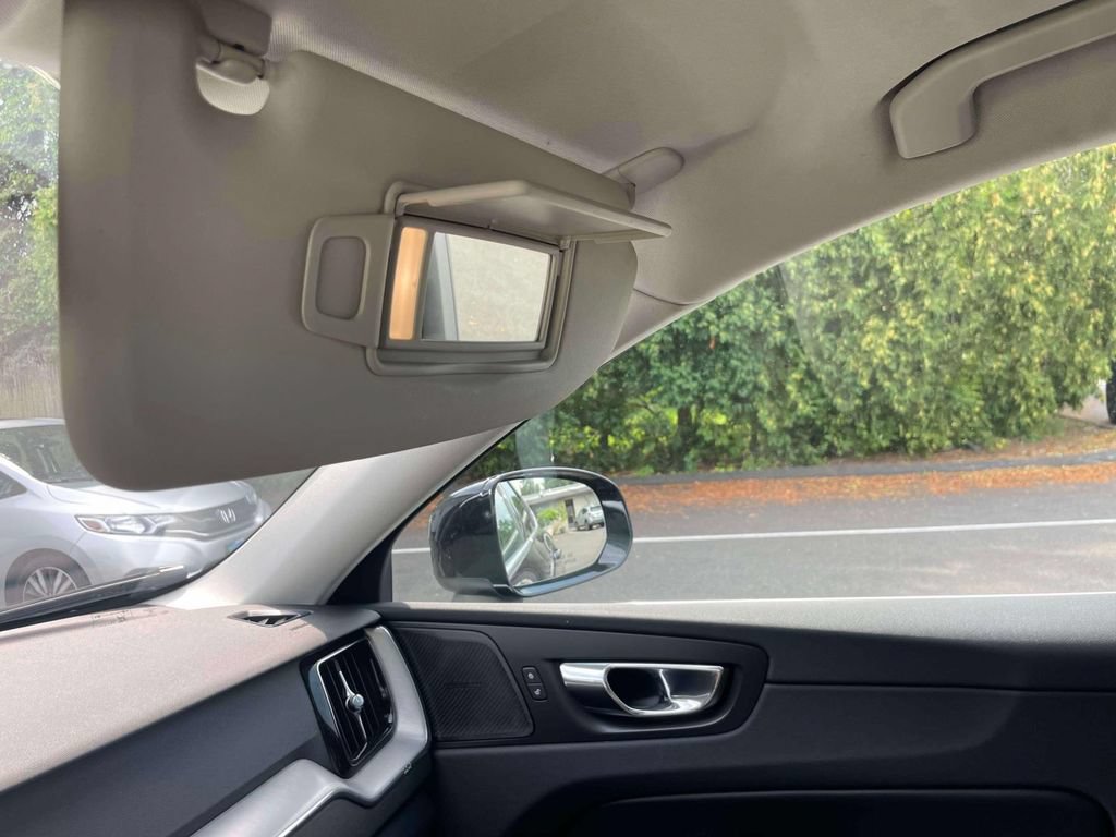 Used 2019 Volvo XC60 T5 Momentum w/ Multimedia Package AWD/4WD image 32