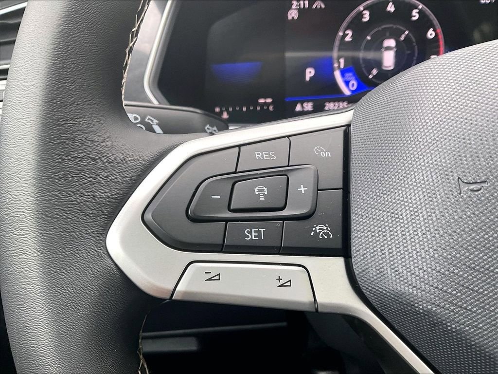 Certified 2023 Volkswagen Tiguan SE w/ Panoramic Sunroof Package AWD/4WD image 23