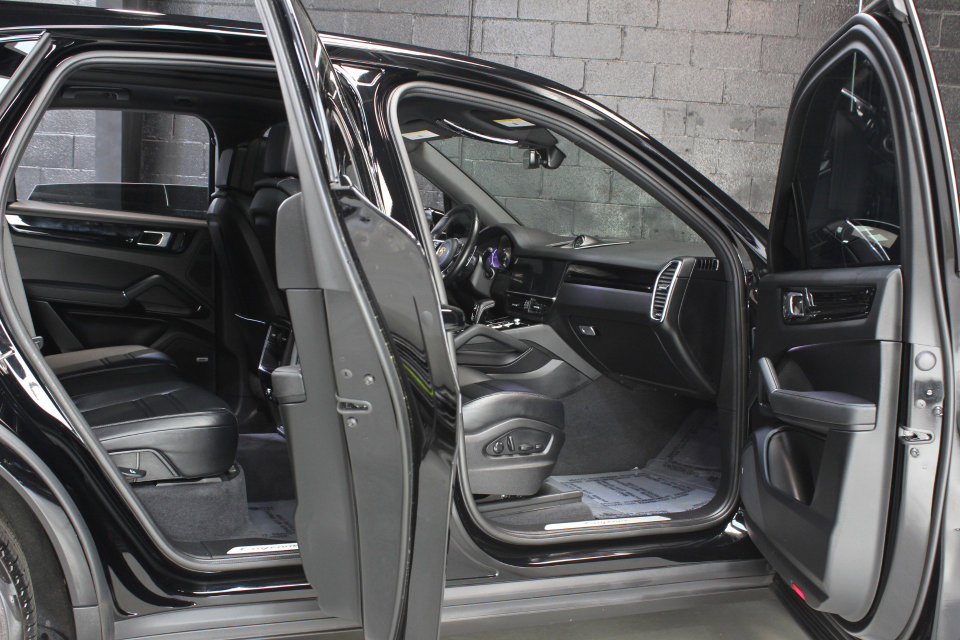 Used 2022 Porsche Cayenne E-Hybrid w/ Premium Package image 25