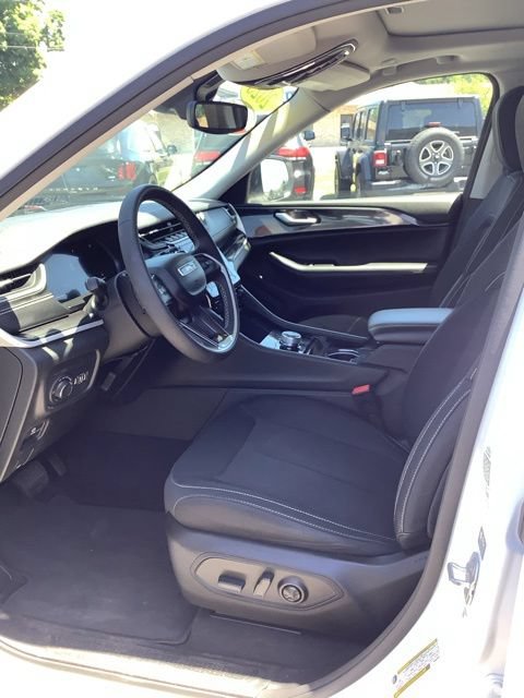 Certified 2023 Jeep Grand Cherokee Laredo AWD/4WD image 15