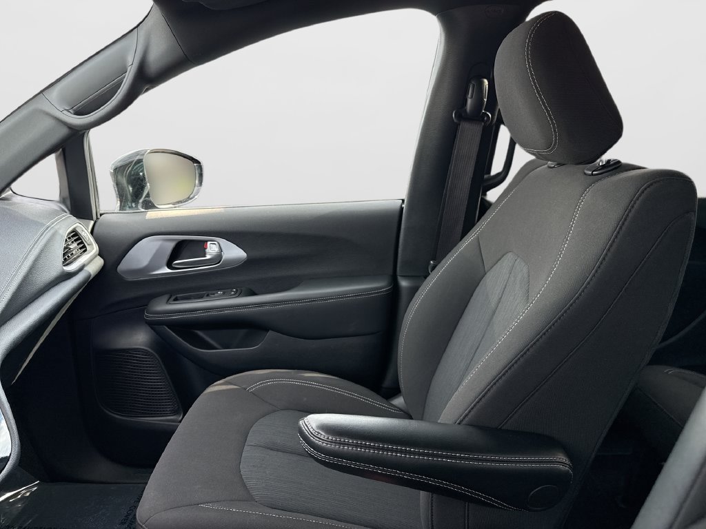Used 2024 Chrysler Pacifica Touring FWD image 39