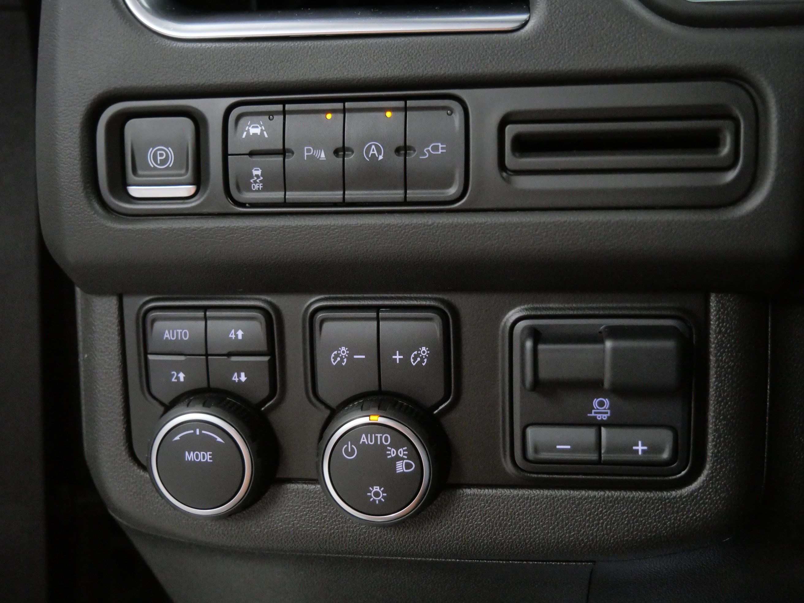 Used 2022 Chevrolet Tahoe RST w/ Sport Performance Package AWD/4WD image 25
