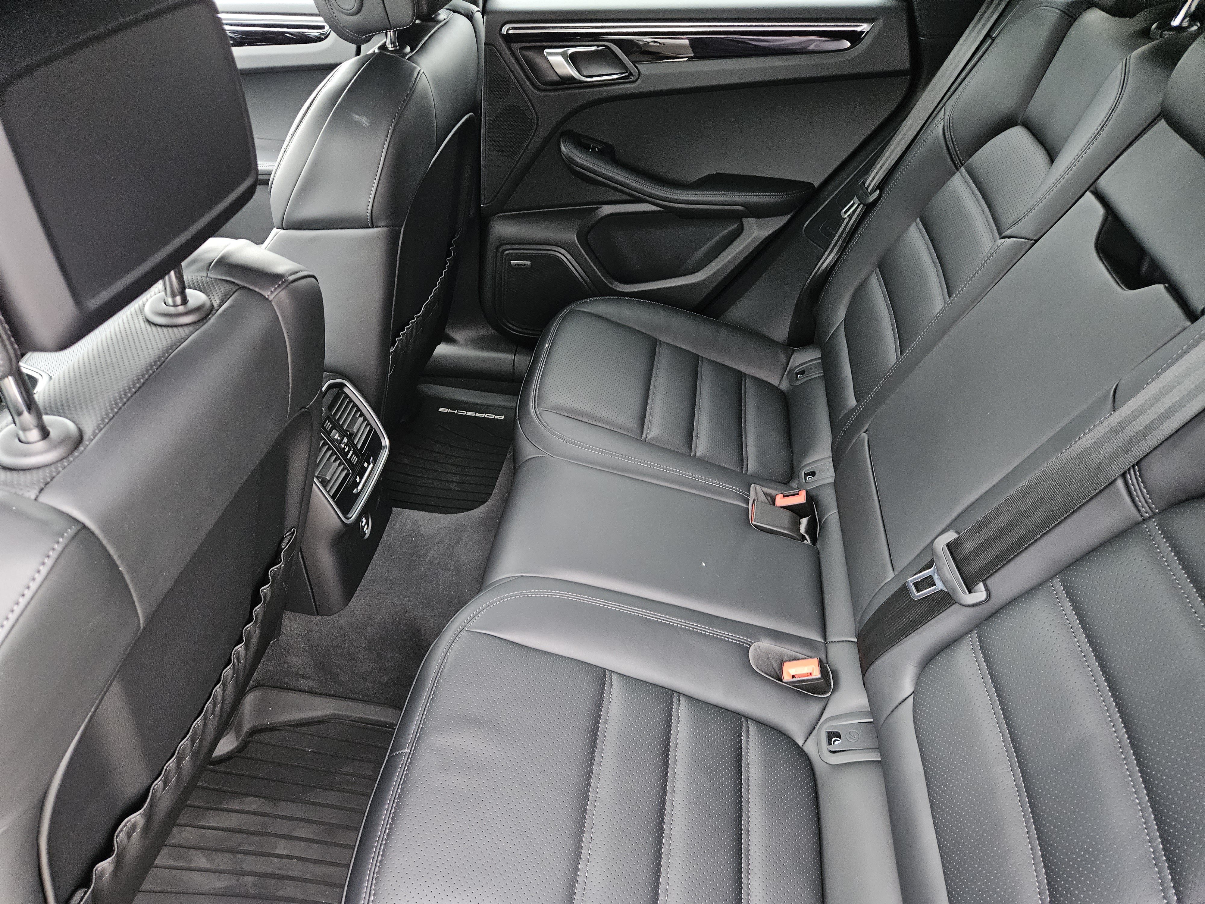 Certified 2026 Porsche Macan AWD/4WD image 28