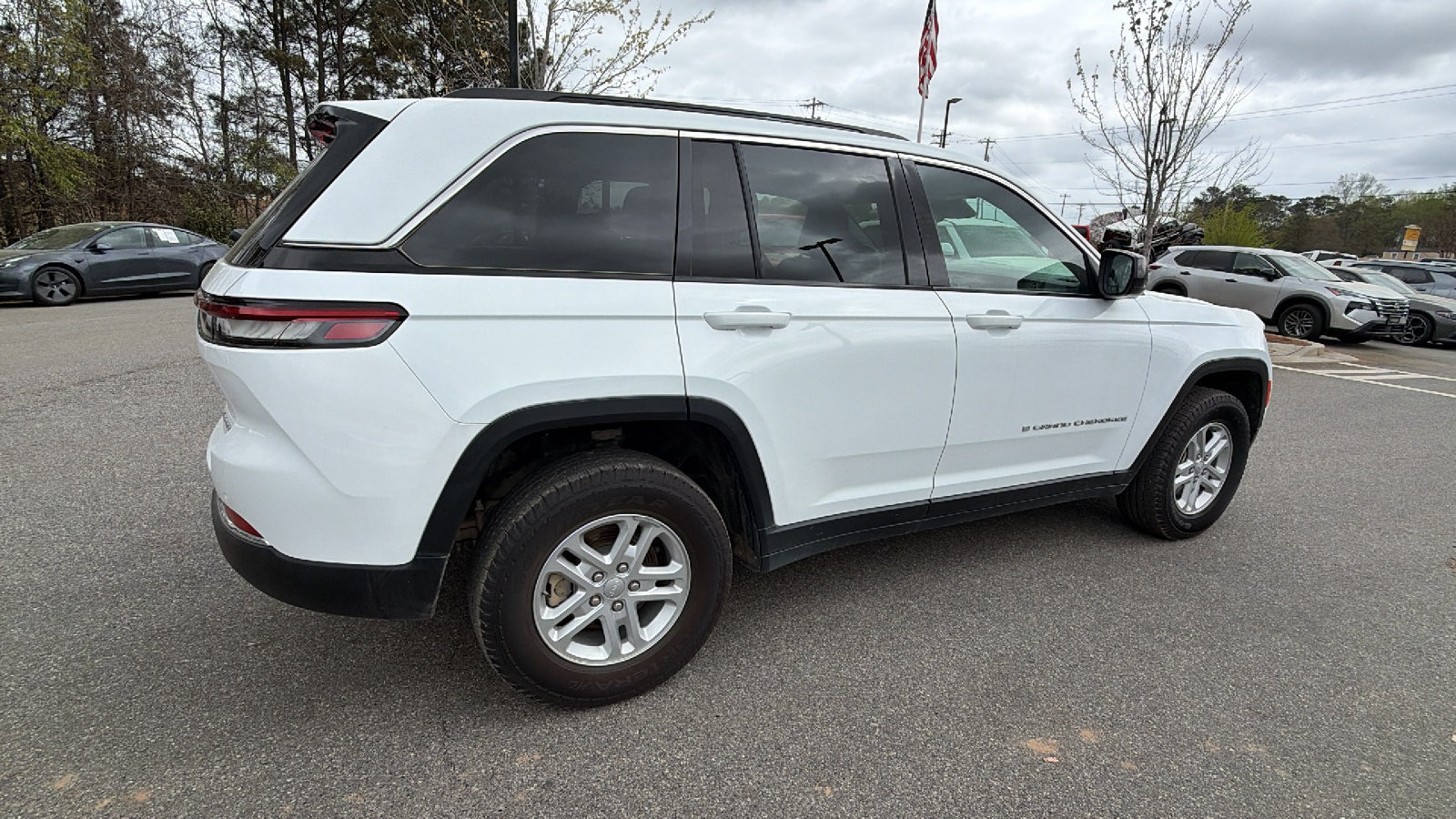Certified 2024 Jeep Grand Cherokee Laredo AWD/4WD image 8