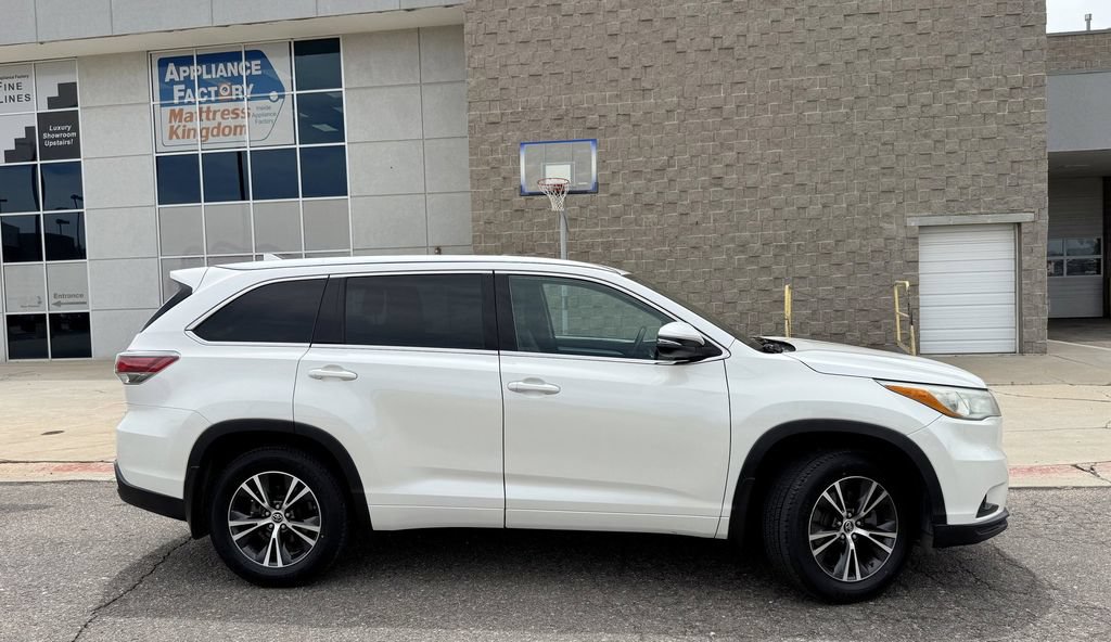 Used 2016 Toyota Highlander XLE AWD/4WD image 5
