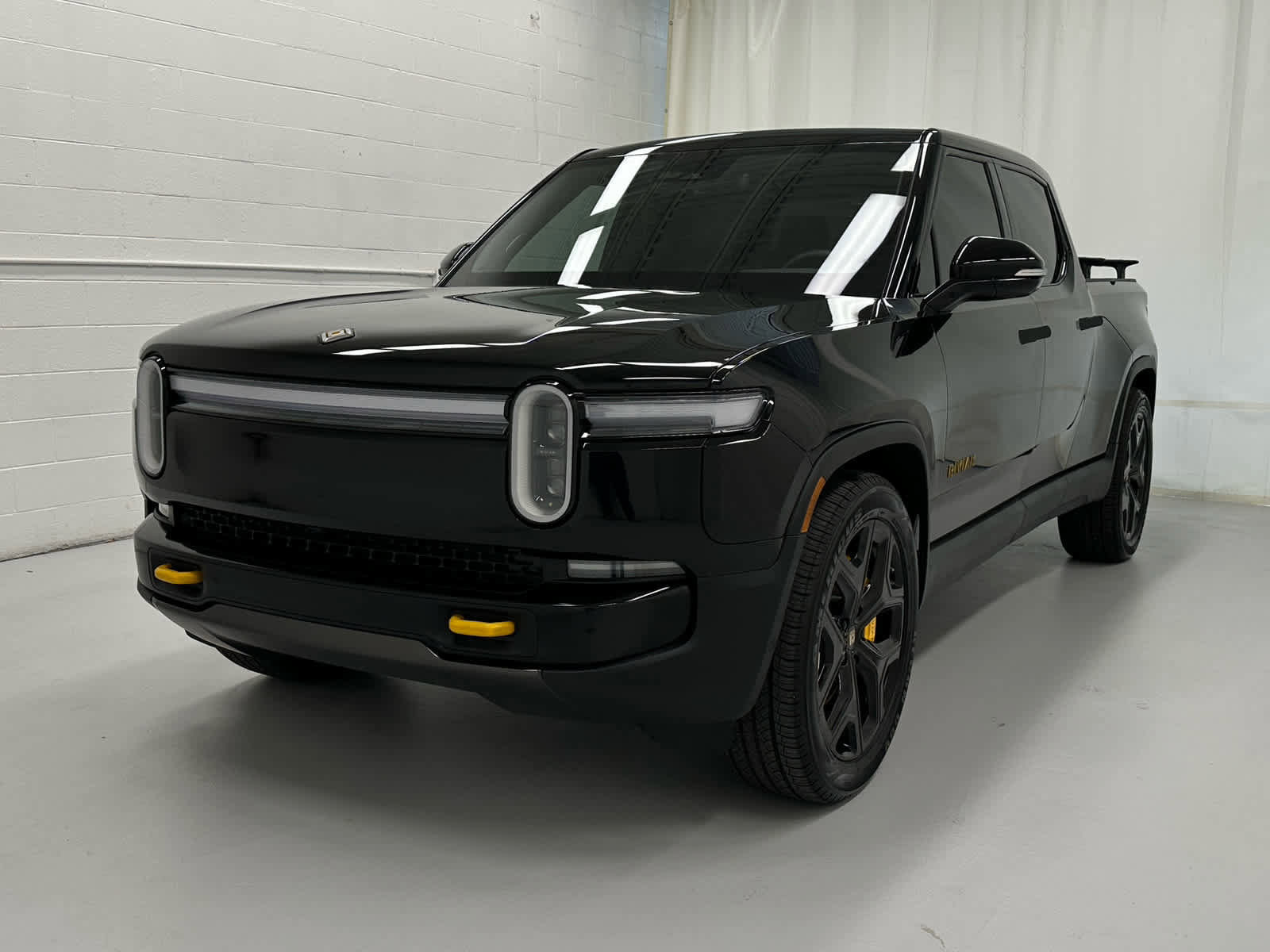 Used 2025 Rivian R1T Premium image 4