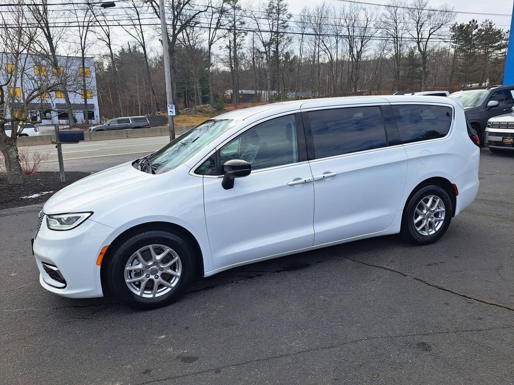 Used 2024 Chrysler Pacifica Touring-L image 2