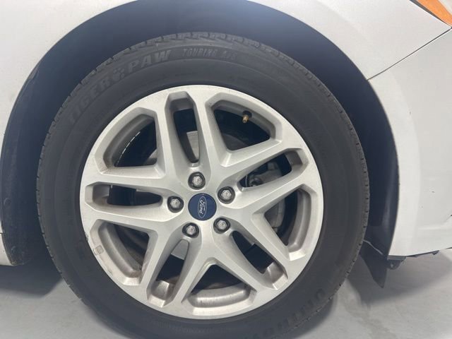 Used 2015 Ford Fusion SE image 4