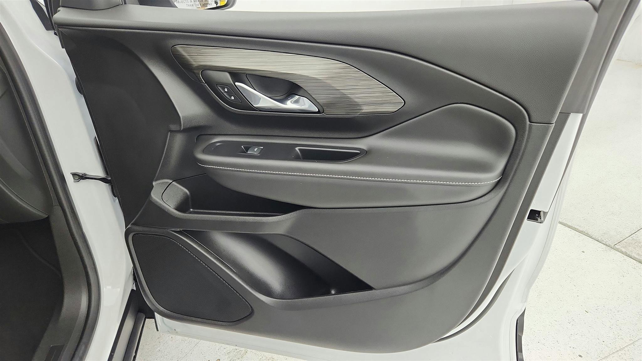 Used 2024 GMC Terrain SLT image 39