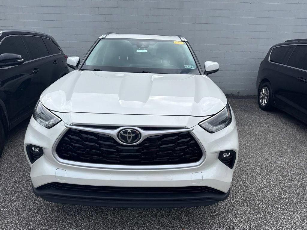 Used 2021 Toyota Highlander XLE AWD/4WD image 2