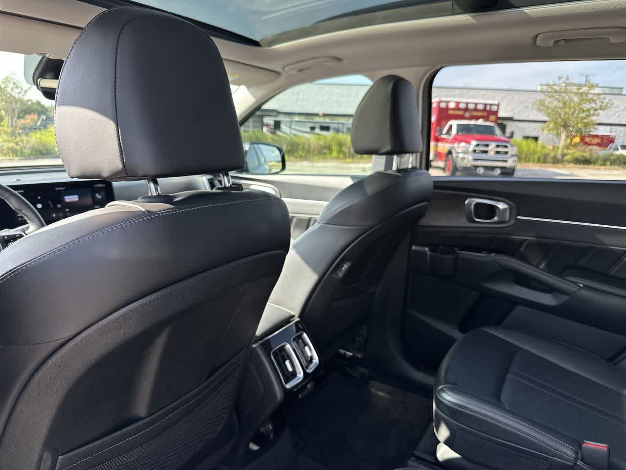 Used 2024 Kia Sorento SX AWD/4WD image 17