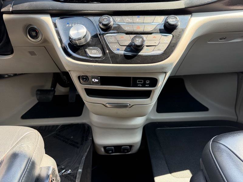 Used 2020 Chrysler Pacifica Touring-L FWD image 15