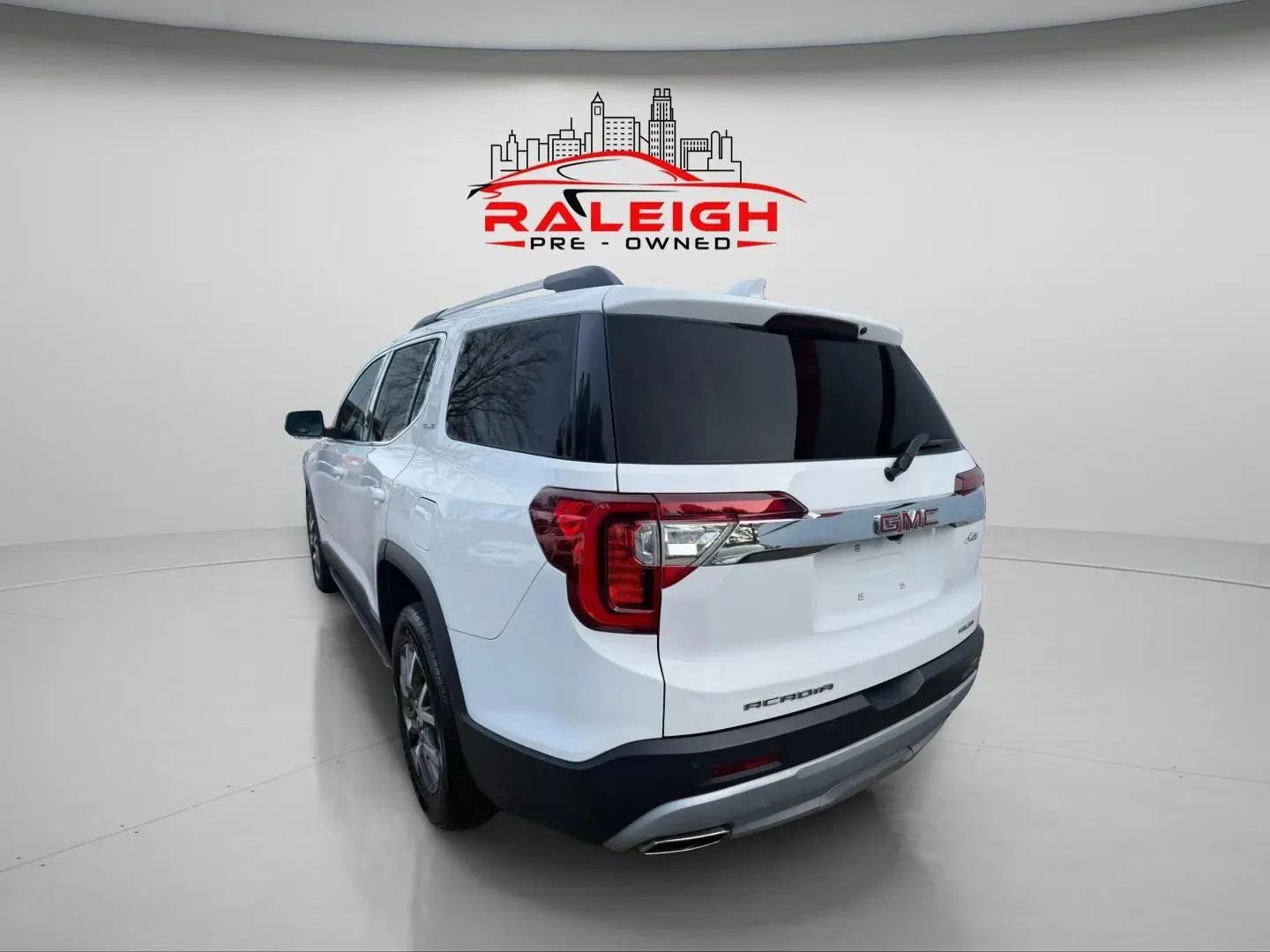 Used 2023 GMC Acadia SLE w/ Driver Convenience Package image 2