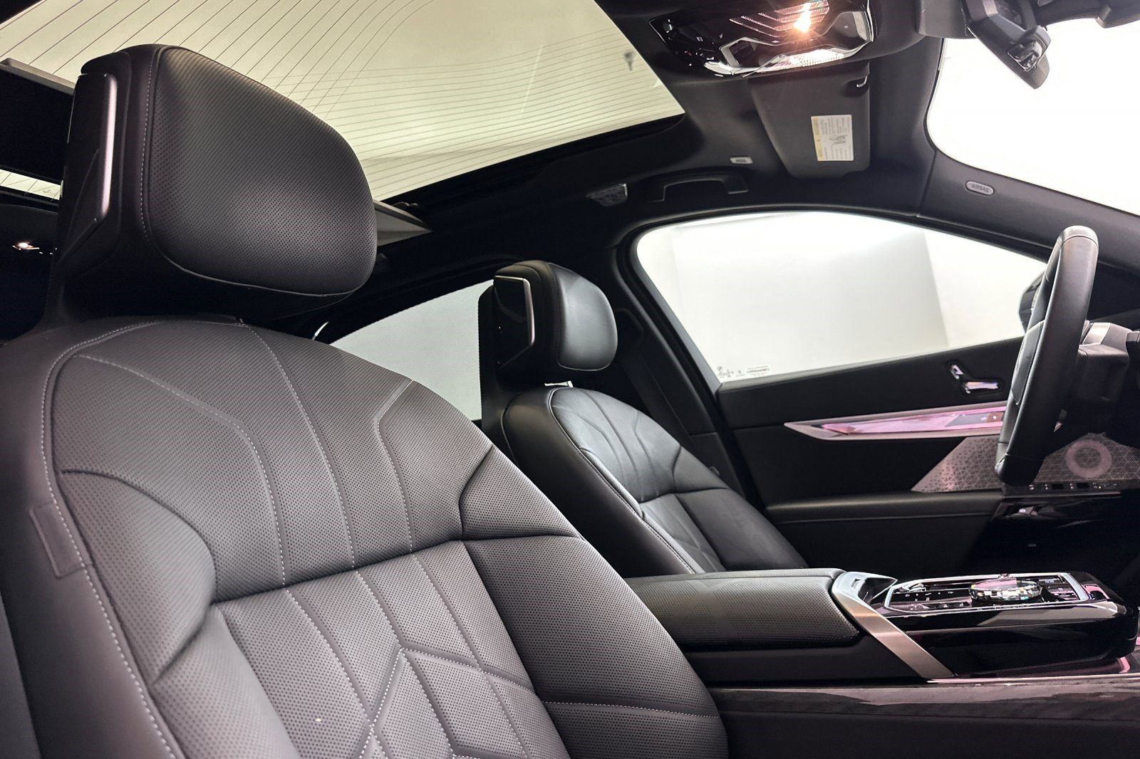 Certified 2024 BMW i7 M70 w/ Executive Package image 32