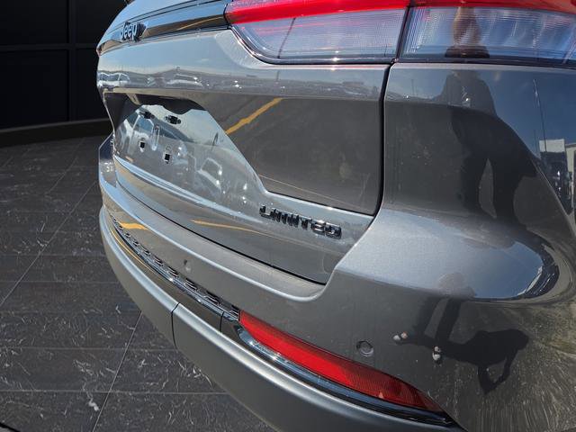 New 2025 Jeep Grand Cherokee Limited w/ Black Appearance Package image 38