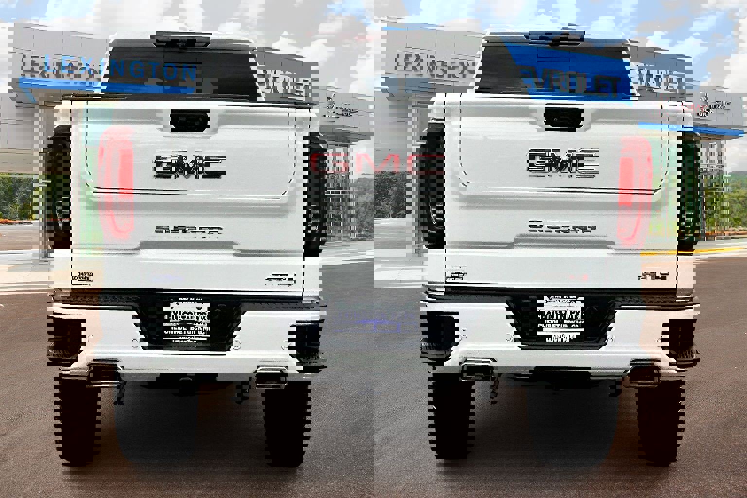 Certified 2022 GMC Sierra 1500 AT4 w/ AT4 Premium Package image 4