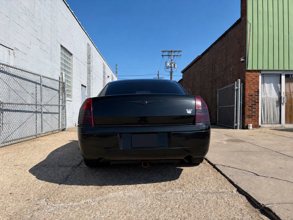 Used 2005 Chrysler 300 C w/ Navigation & Sound Group II RWD image 5