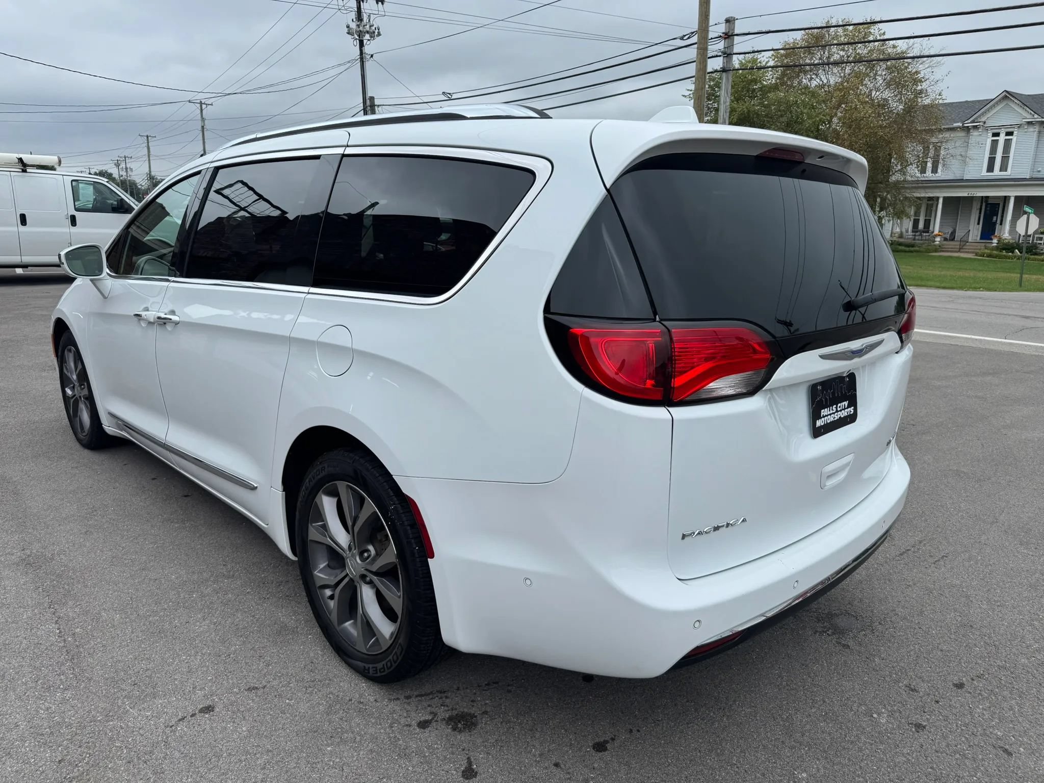 Used 2018 Chrysler Pacifica Limited w/ Tire & Wheel Group FWD image 10