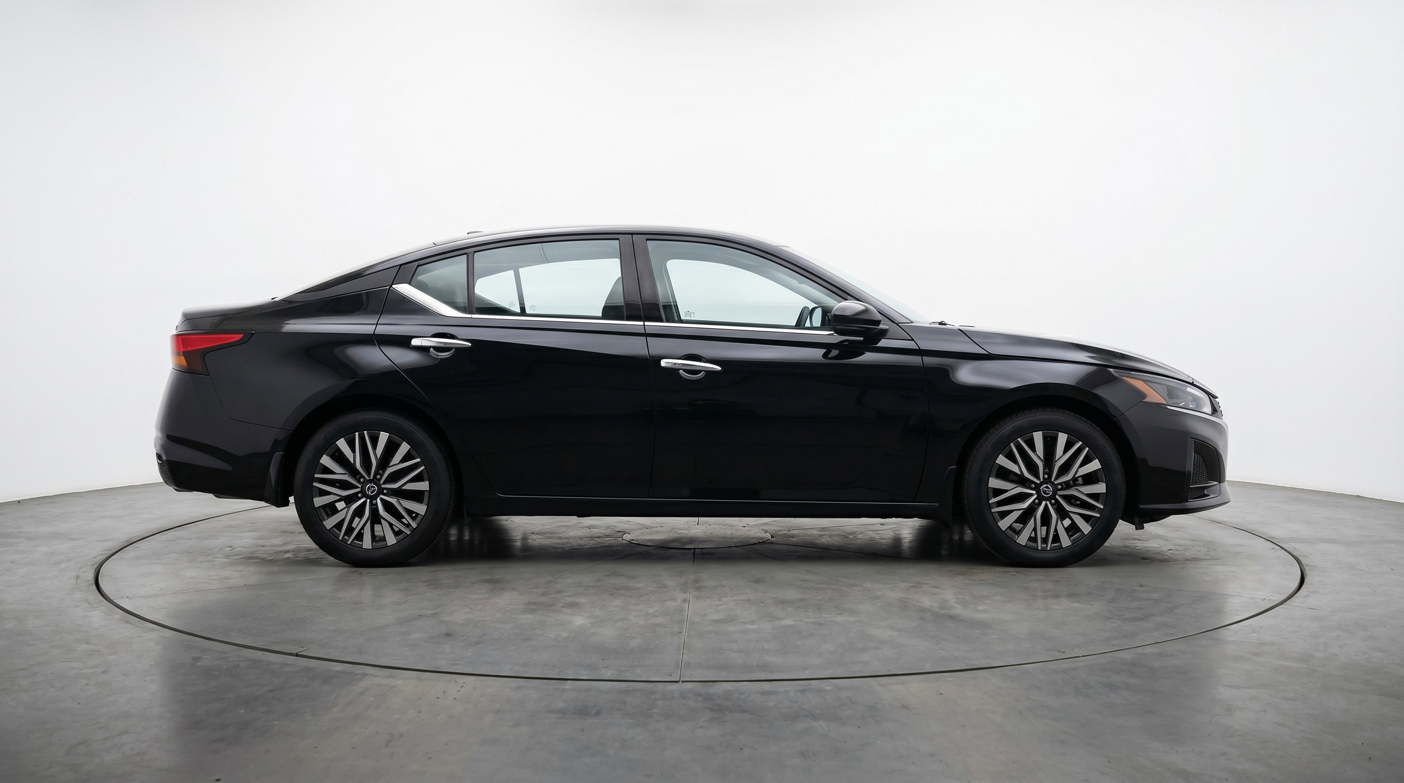 Used 2025 Nissan Altima 2.5 SV FWD image 11