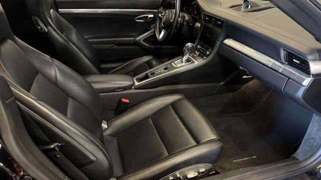 Used 2019 Porsche 911 Turbo image 17