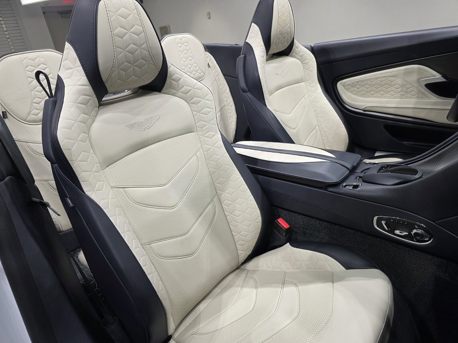 Used 2021 Aston Martin DBS Superleggera Volante image 21