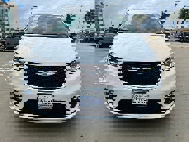 Used 2024 Chrysler Pacifica Limited w/ Uconnect Theater Family Group image 3