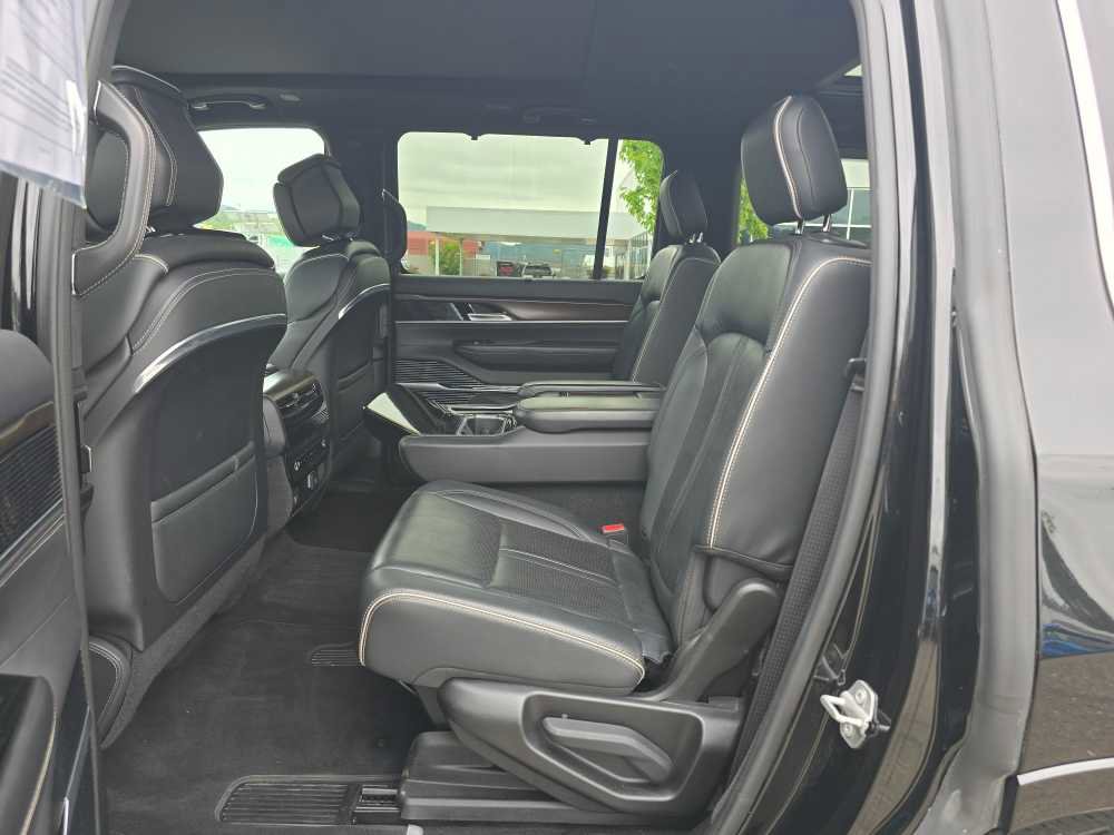Used 2023 Jeep Grand Wagoneer Series II AWD/4WD image 16
