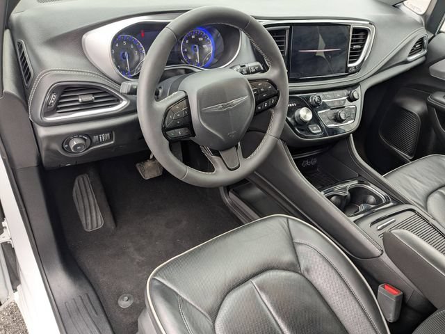 Used 2025 Chrysler Pacifica Limited FWD image 11