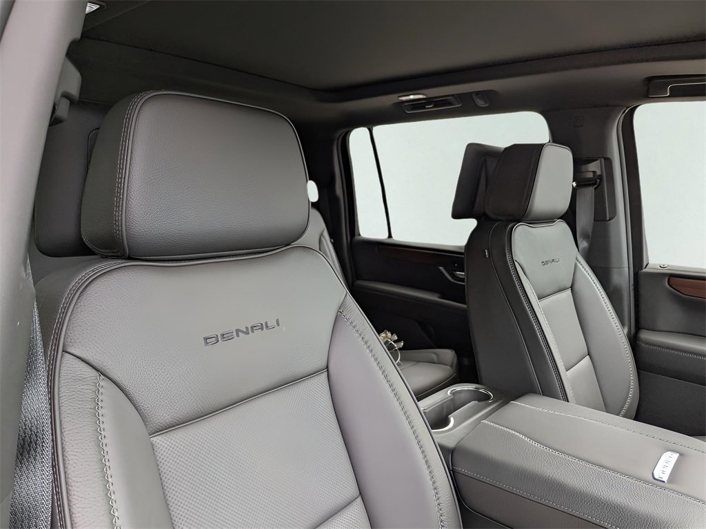New 2025 GMC Yukon XL Denali w/ Denali Reserve Package image 17
