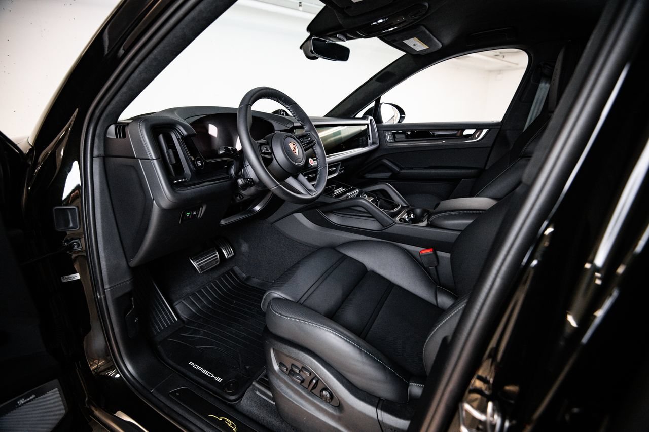 Certified 2025 Porsche Cayenne Turbo GT AWD/4WD image 4