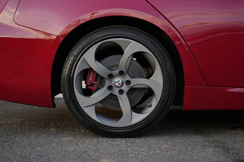 Used 2018 Alfa Romeo Giulia image 9