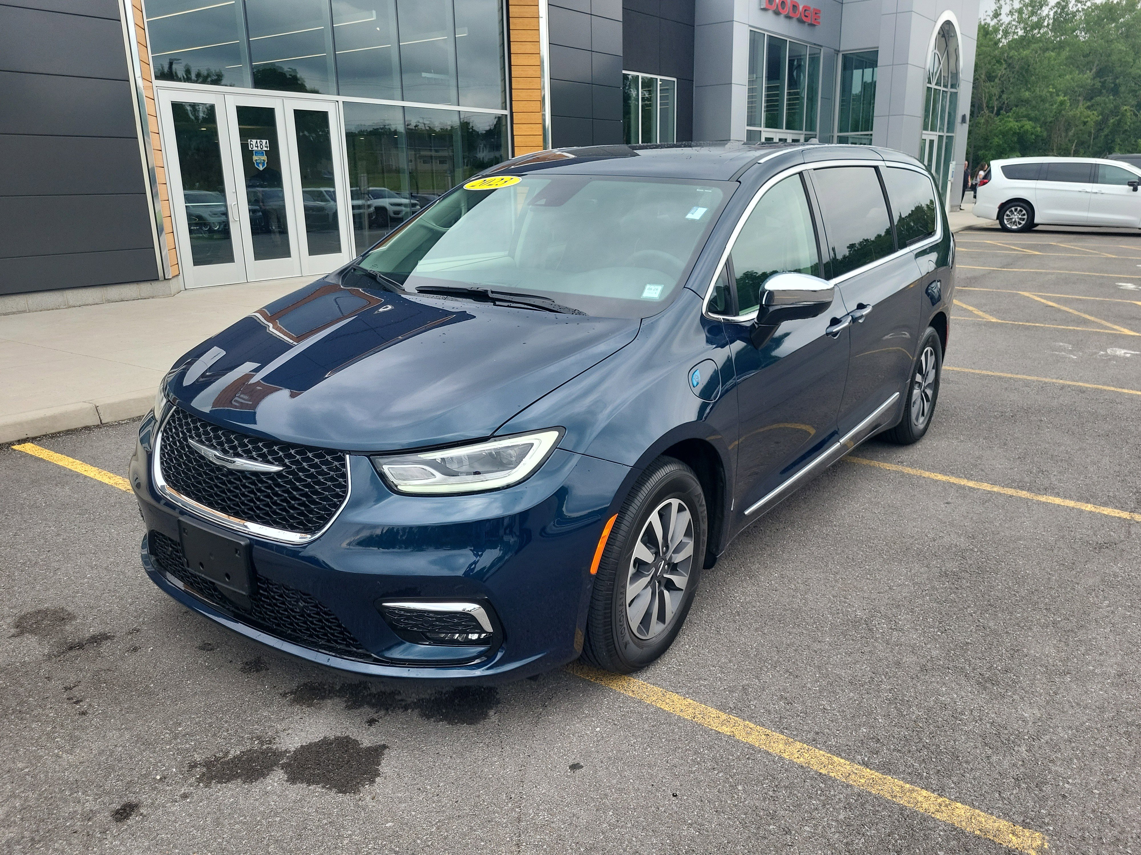 Used 2023 Chrysler Pacifica Limited