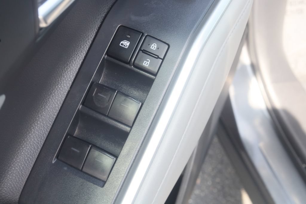 Used 2023 Toyota Highlander XLE AWD/4WD image 37