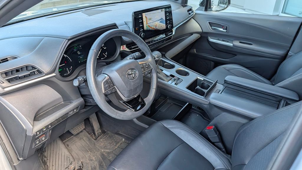 Used 2023 Toyota Sienna XLE Woodland Edition image 3