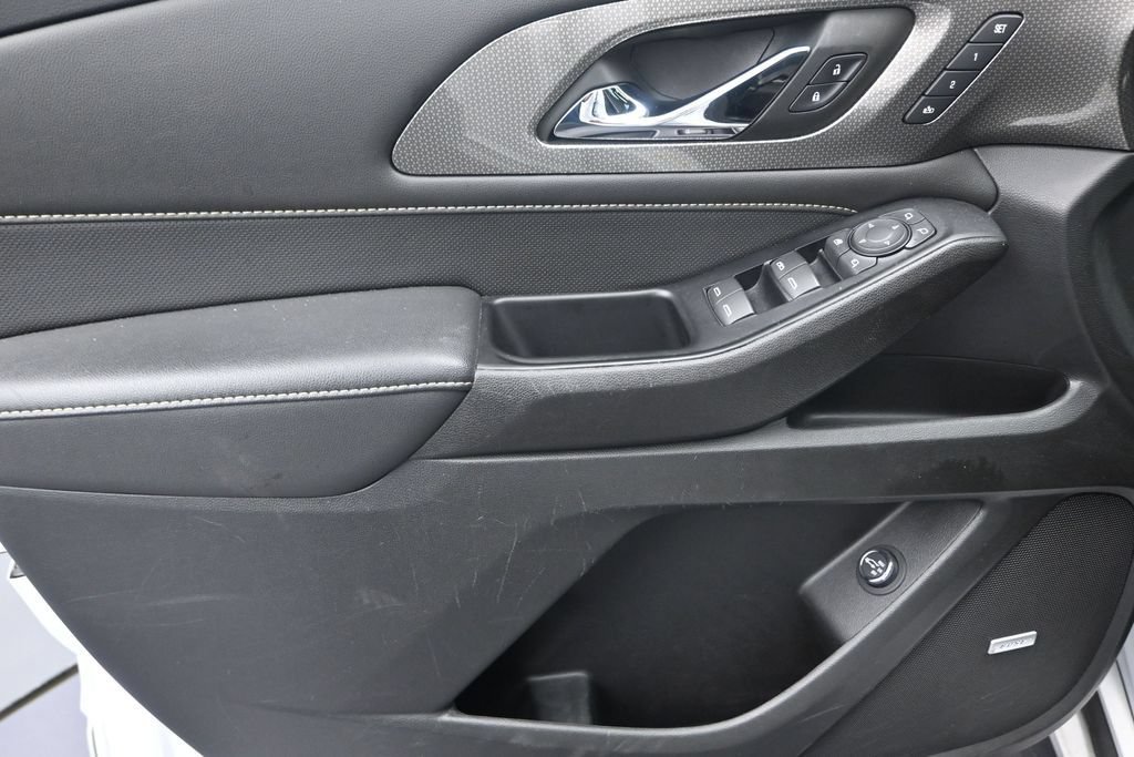 Used 2023 Chevrolet Traverse Premier FWD image 11