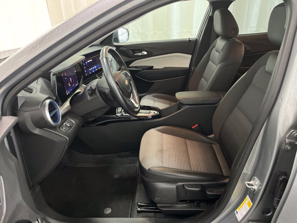 Used 2024 Chevrolet Trax LT w/ LT Convenience Package FWD image 3