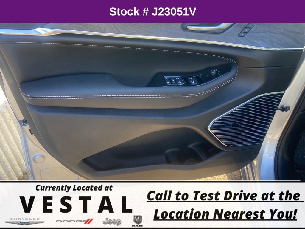 New 2023 Jeep Grand Cherokee Overland AWD/4WD image 37