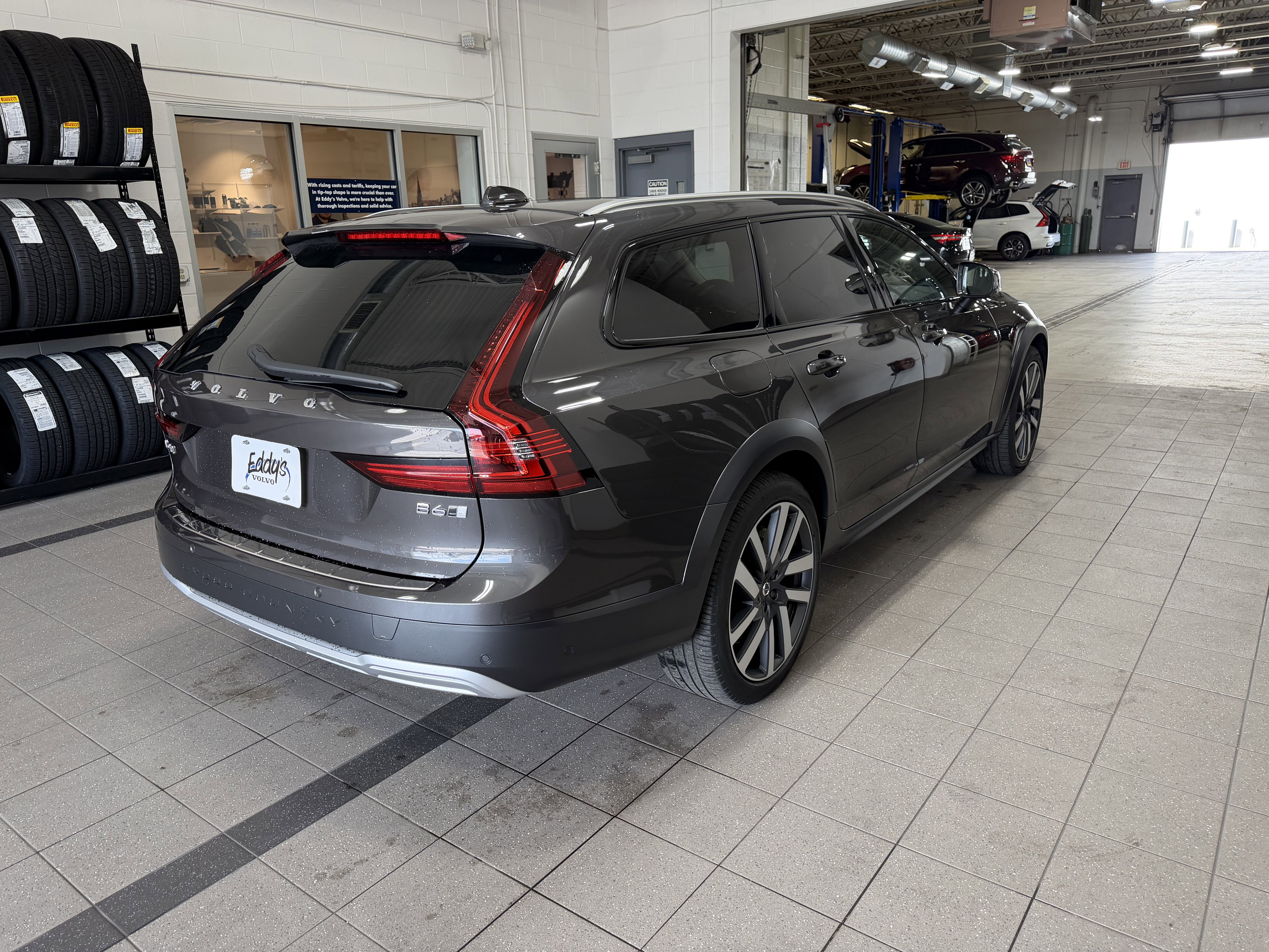 Used 2025 Volvo V90 B6 Cross Country Ultra w/ Protection Package Premier AWD/4WD image 9