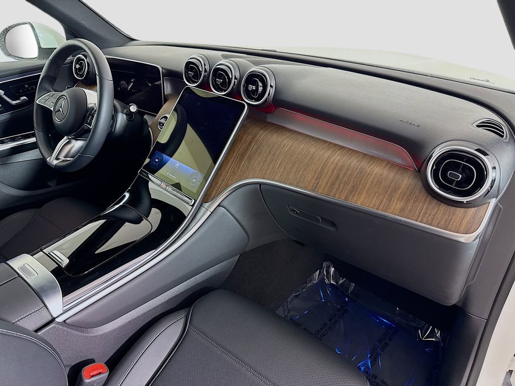 Used 2025 Mercedes-Benz GLC 300 4MATIC image 27